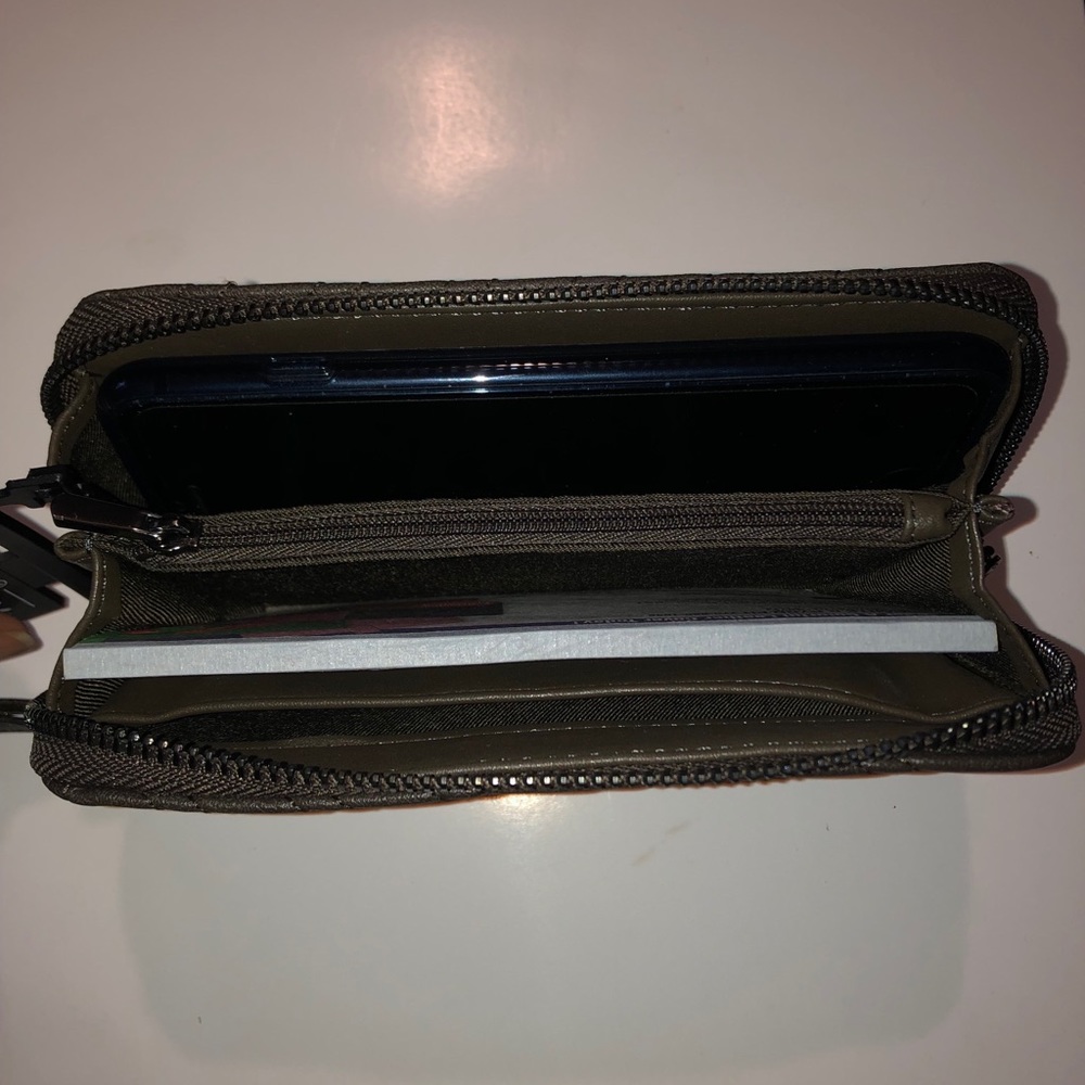 Mossimo Wallet - Picture 4 of 4
